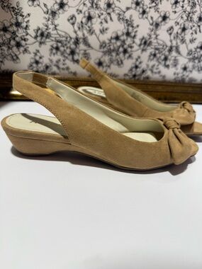 Anne Klein Tan Suede Mini Heels Size 6